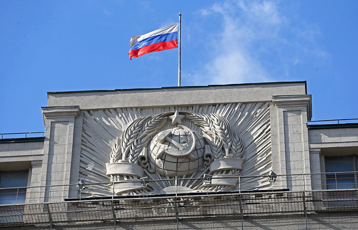 Влада відмовилася від ідеї будівництва Парламентського центру на території нової Москви або поблизу Кремля, взявши за основу один із старих проектів   Російський прапор на будівлі Держдуми РФ