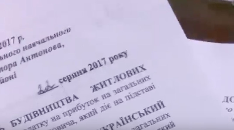 Наприклад, за словами директора дитсадка №480, ремонт там почався 21 липня, а договір між компанією «Український холдинг будівельних проектів» і «Житлоінвестбуд» підписано 22 серпня 2017 року