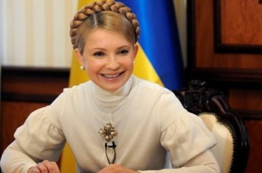 10 вересня 2009, 8:01 Переглядів:   Прем'єр-міністр Юлія Тимошенко, як справжній фокусник, дістає з-під поли квартири і роздає їх черговикам