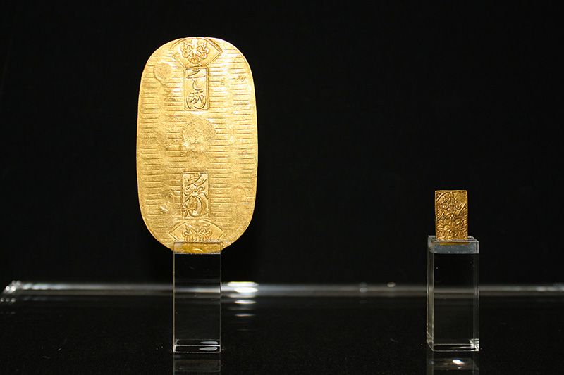 Представлені в другому залі музею монети Коба і ітібукін зі штампами інспекторів