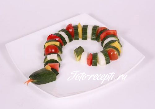 У Віде змії на новий рік можна приготувати салат Грецький, виклавши його інгредієнти, чергуючи, змійкою, а також будь-яку овочеву або фруктову нарізку