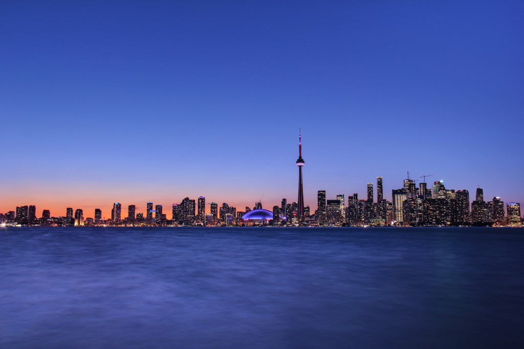 Вид на захід в Торонто з озера Онтаріо