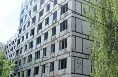 20 травня 2011, 21:29 Переглядів:   В аварійній 9-поверхівці в Дніпропетровську поселилися бомжі, а в декількох метрах від будівлі - дитячий садок
