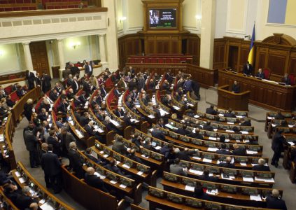 276 голосами депутати прийняли законопроект «для включення воєнного стану в Україні» (№9338), який вводить в окремих областях України, що межують з Росією і Придністров'ям