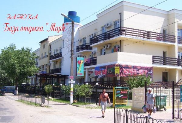 База відпочинку в Затоці на Чорному (райн Одеси) море розташована в центрі селища, в 100 м від автостанції і центральної алеї