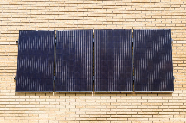 Наочно, як виглядають сонячні панелі Viessmann на фасаді будівлі: