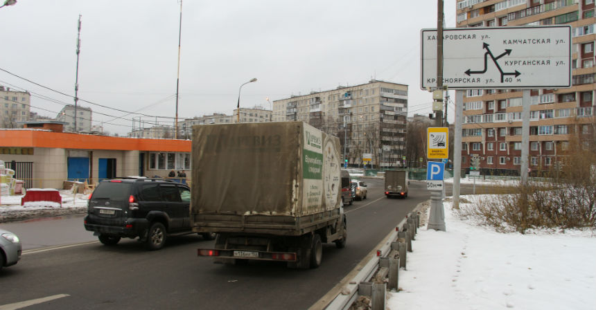 На цьому фото дворічної давності обмежувальний знак перед світлофором на Хабаровської вулиці ще варто