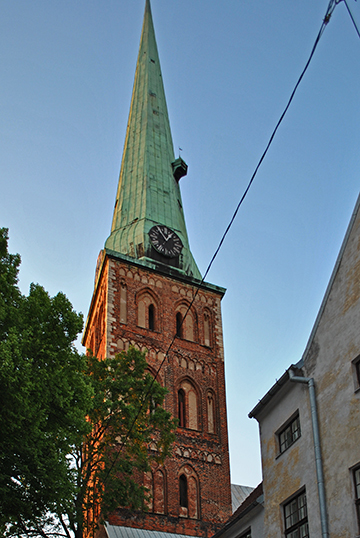 Навпаки Трьох братів височить будівля з червоної цегли - це Кафедральний собор Святого Якова (Адреса: Jēkaba iela 9)