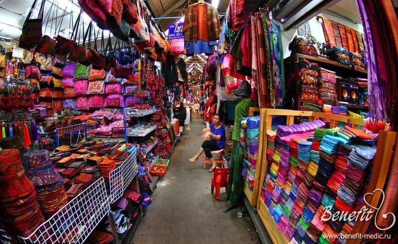 Ринок Сампенг-Лейн (Sampeng Lane market), вузька вуличка довжиною близько одного кілометра в бангкокском Чайнатауне, залишається одним із самих мальовничих і цікавих куточків міста