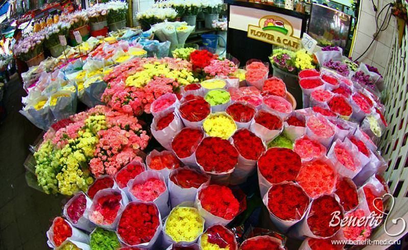 Ринок Пак Клонг Талад (Pak Khlong Talat) відомий як «ринок квітів», де продають орхідеї, лілії, гвоздики і т