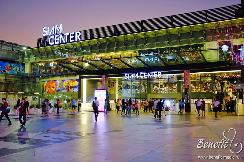 «Сіам Центр Бангкок» (Siam Center Bangkok) - один з найстаріших, але при цьому один з найважливіших торгових центрів Бангкока