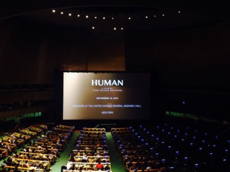 Посол доброї волі Програми ООН з навколишнього середовища, Артюс-Бертран вирішив, що зал Генеральної Асамблеї - найкраще місце для прем'єри «Людини»
