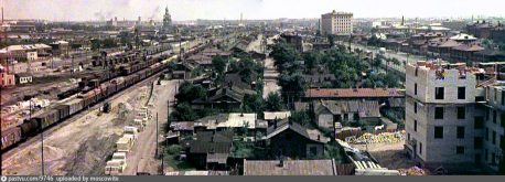 На фото кінця 1950-х років добре видно, що будуються нові будинки по Нижегородській вулиці, а у дворах ще лежать шляхи, стоять вагони і доживає свої останні місяці велика залізнична станція