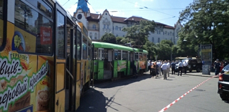 9 осіб отримали опіки різного ступеня в результаті раптового займання пороху, який перевозив в сумці один із пасажирів трамвая в Дніпропетровську