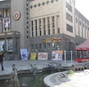 У центрі Єревана розкинувся музичний фонтан,   що займає приблизно 70 кв